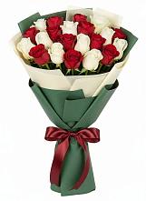 Букет Микс из красных и белых роз в Ухте