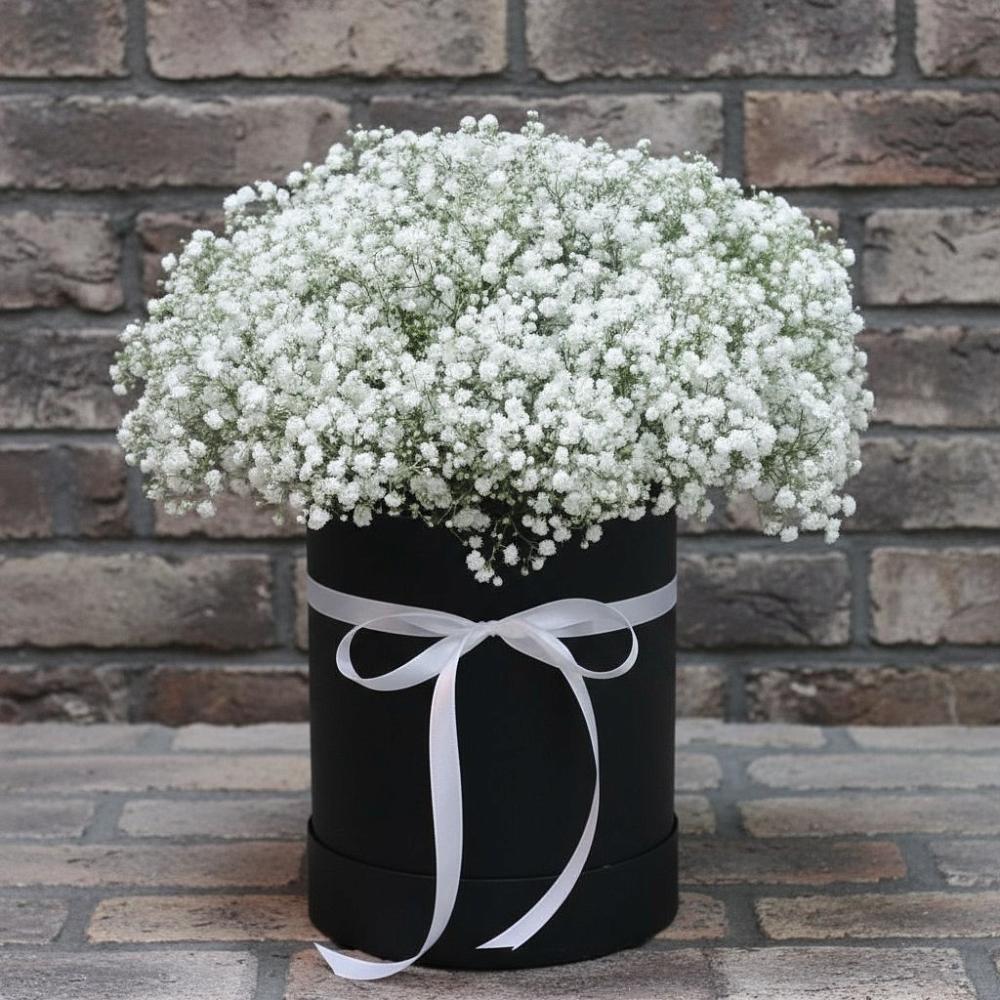 Цветочная композиция из Гипсофила в шляпной коробке в Ухте