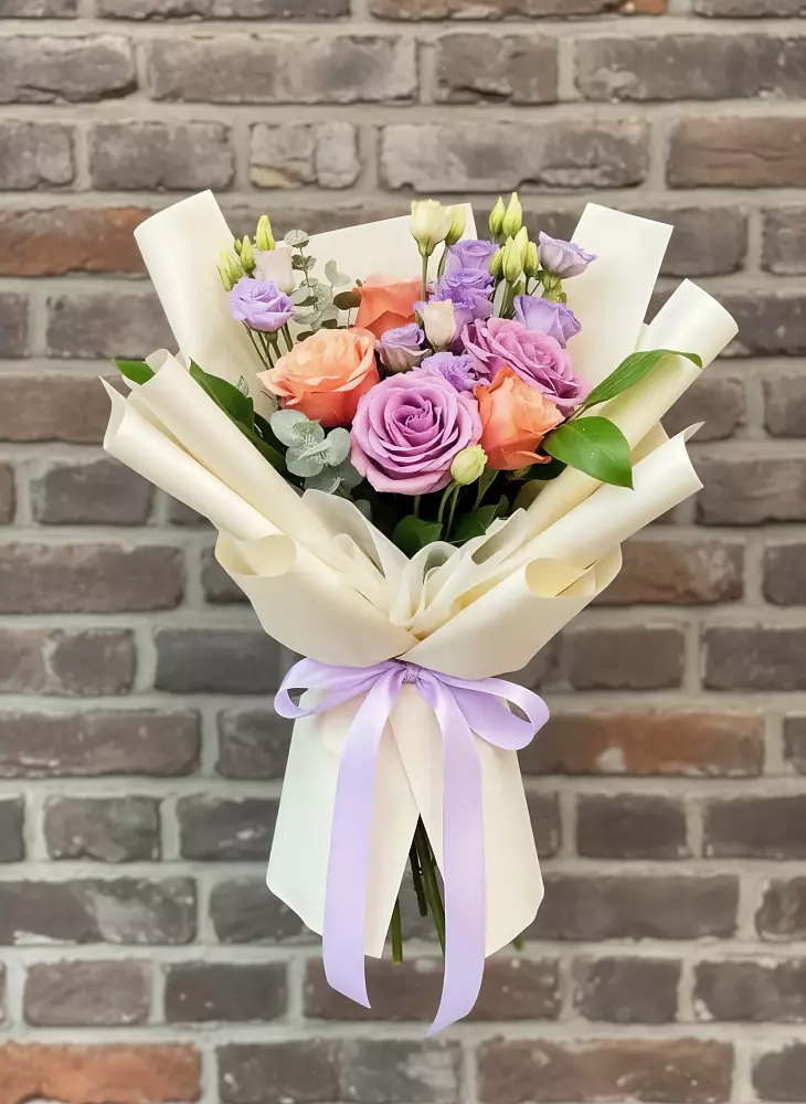 Букет цветов из: Лизиантусы и Розы в Ухте