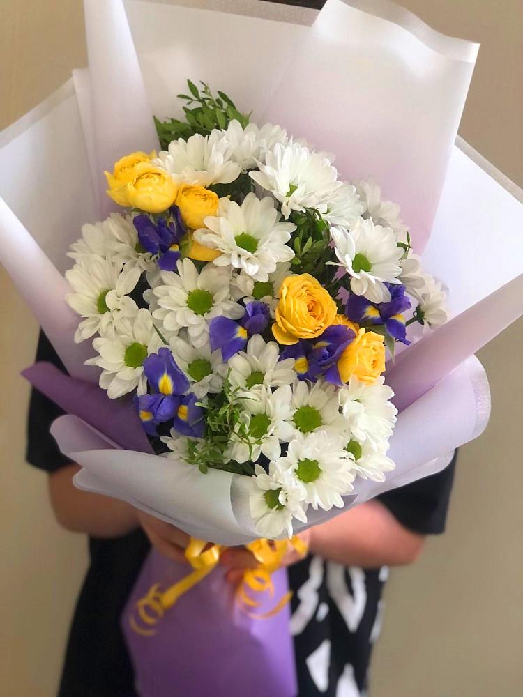 Букет цветов из: Ирисы, Хризантемы и Розы в Ухте