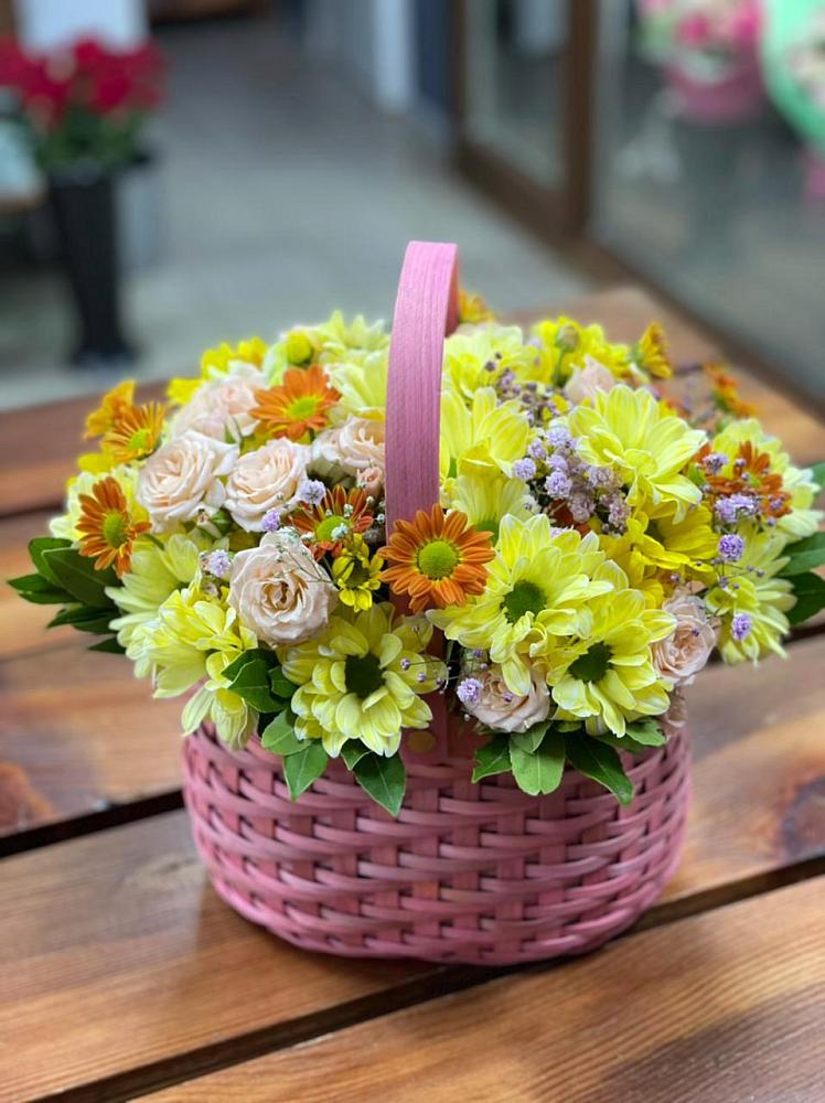 Цветочная композиция из Хризантемы и Розы в корзине в Ухте