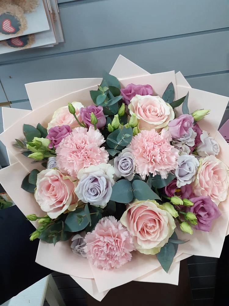 Букет цветов из: Розы, Гвоздики и Лизиантусы в Ухте