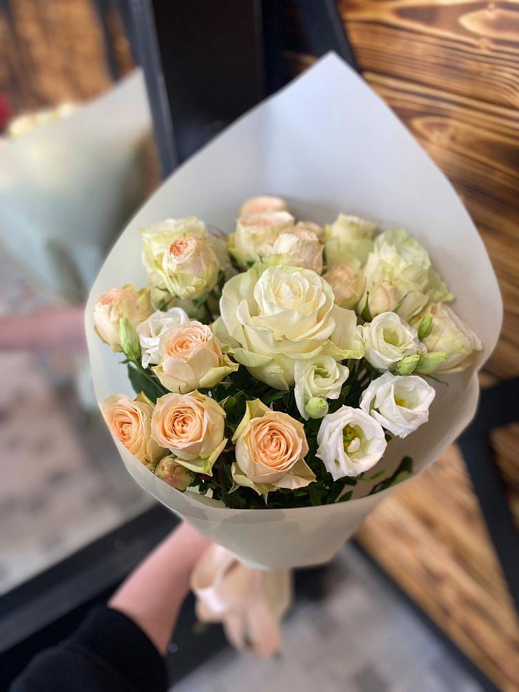 Букет цветов из: Розы и Лизиантусы в Ухте